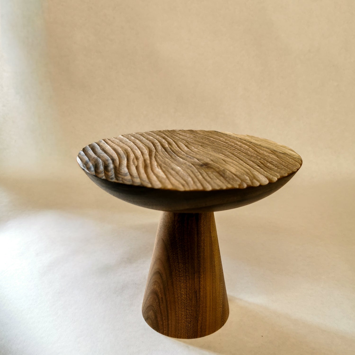 Présentoir sculpté