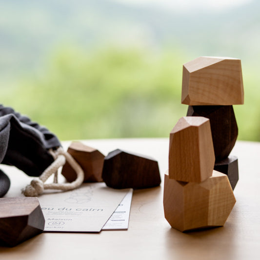 Jeu du cairn, petits cailloux en bois