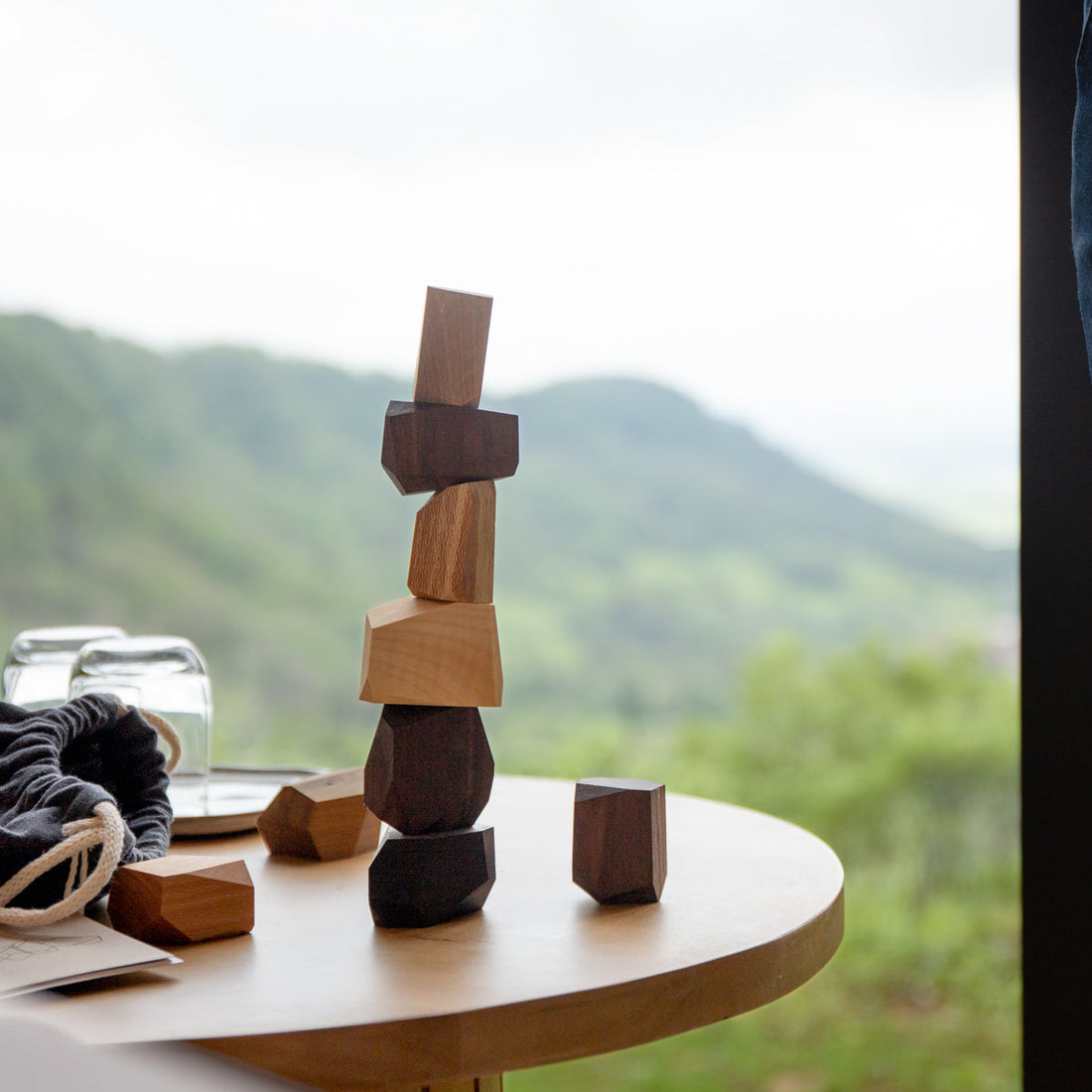 Découvrez le jeu du Cairn : Une aventure ludique et créative fabriquée dans le Jura