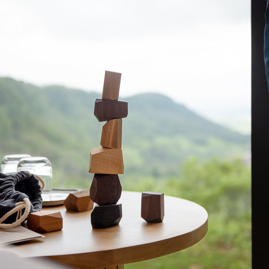 Découvrez le jeu du Cairn : Une aventure ludique et créative fabriquée dans le Jura