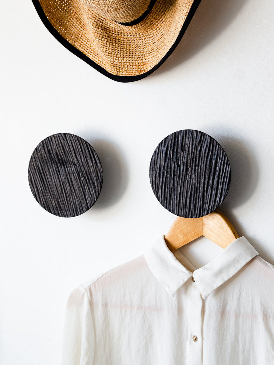 Optimiser l'espace de votre salle de bains avec des patères en bois