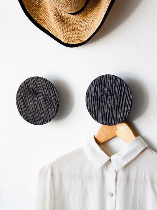 Optimiser l'espace de votre salle de bains avec des patères en bois