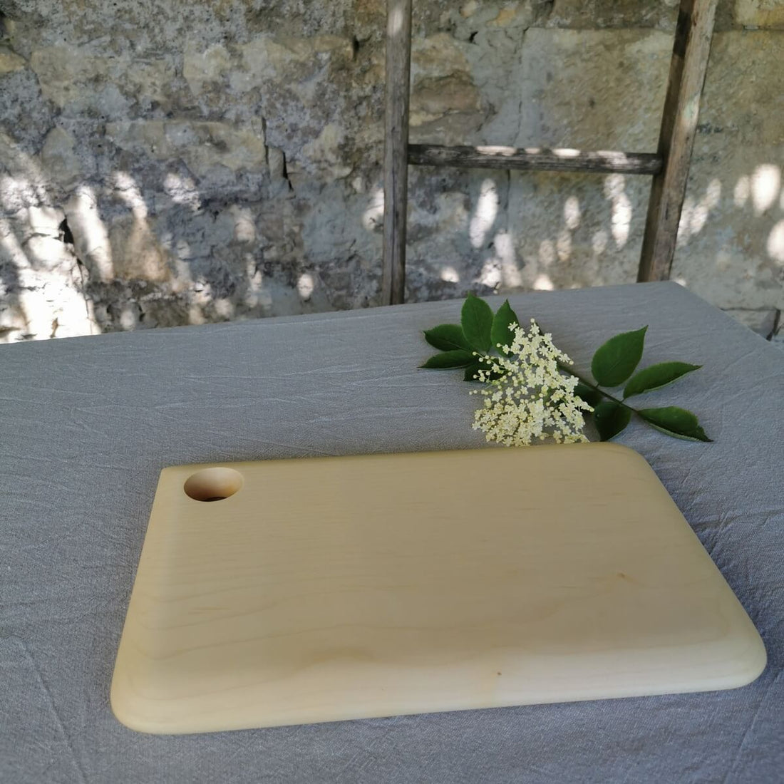 La planche à découper en bois fait main.