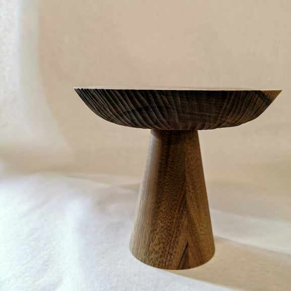 beau présentoir en bois sculpté