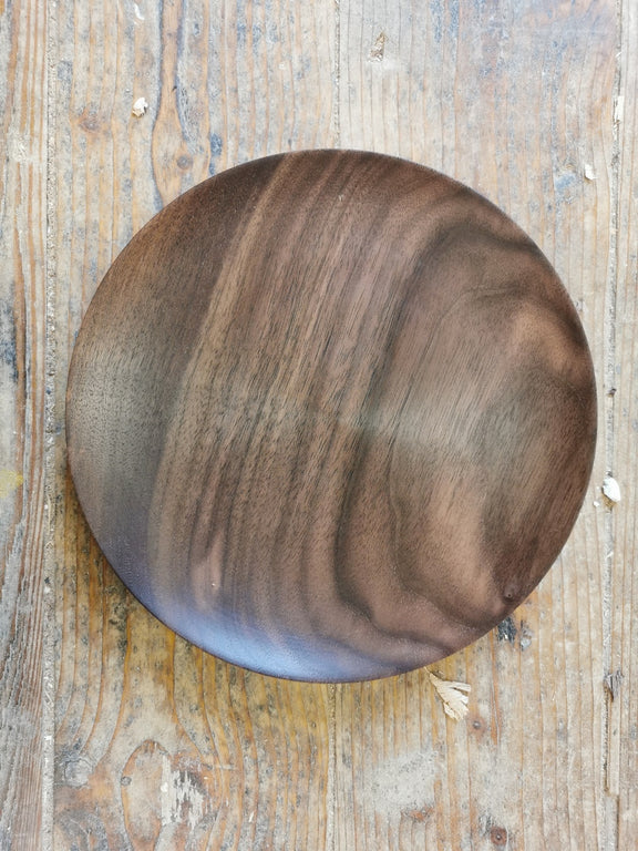 belle assiette en bois pour un restaurant