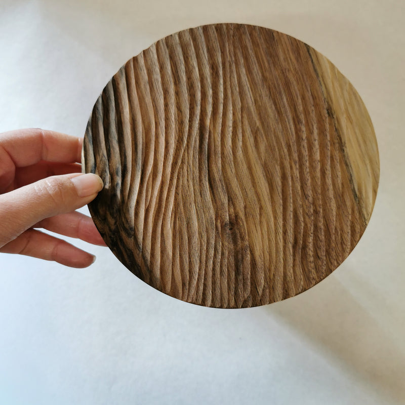 présentoir en bois sculpté
