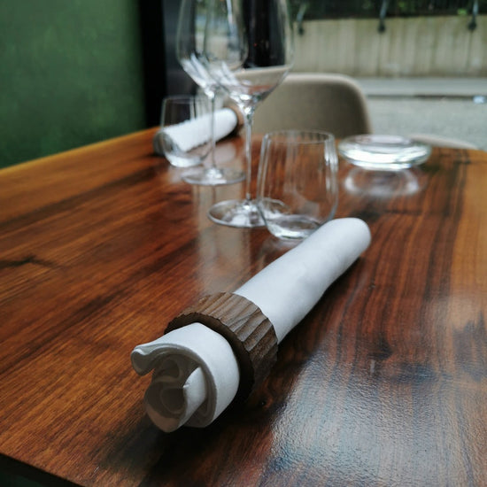 rond de serviette en bois fabriqué sur mesure pour établissement étoilé